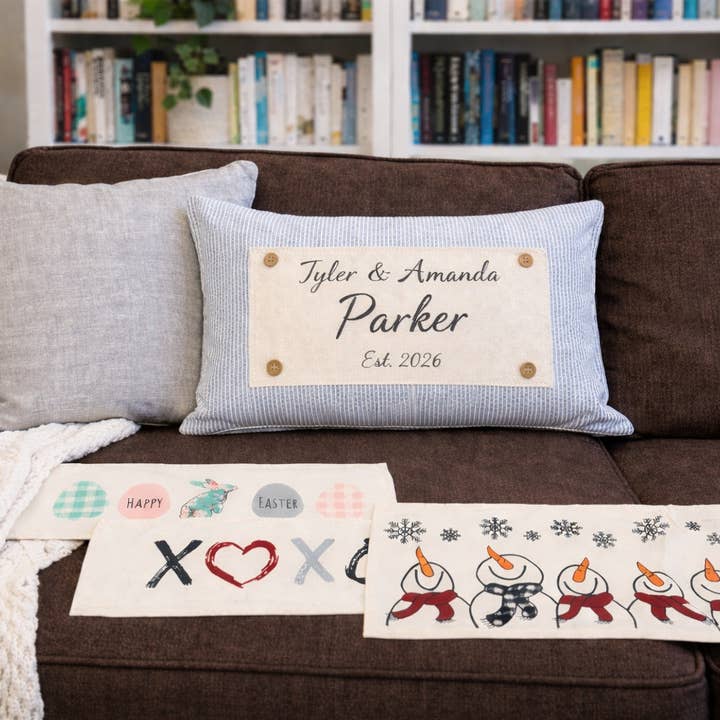 NUOVO! Pacchetto regalo di nozze INVERNO 26 personalizzato: cuscino a RIGHE GRIGIE + cognome personalizzato, SCIARPE PUPAZZO DI NEVE, XOXO, UOVA PASTELLO, PANNELLO PERSONALIZZATO per la vendita all'ingrosso da parte di PillowPanels