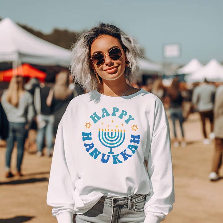 Retro Glædelig Hanukkah Crewneck Sweatshirt for engroshandel hos Lucky Luna Apparel