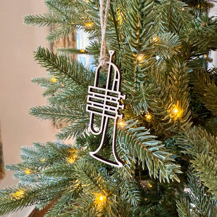 Ornamento de Madeira Trompete© da Aurora North Home™ por atacado de Aurora North Home