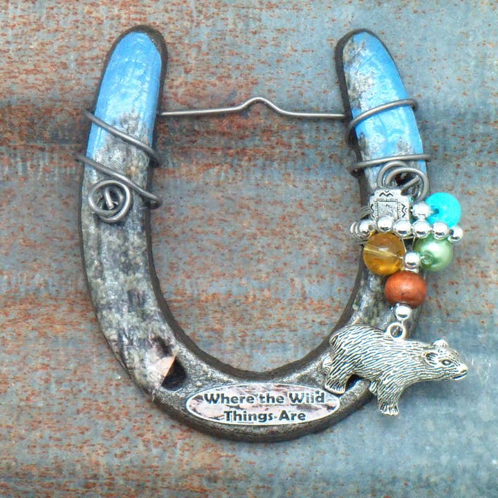 The Lucky Horse Company - Wholesale Muurdecoratie met tekst - Kleine Gelukkige Westerse Hoefijzer - Waar de Wilde Dingen Zijn