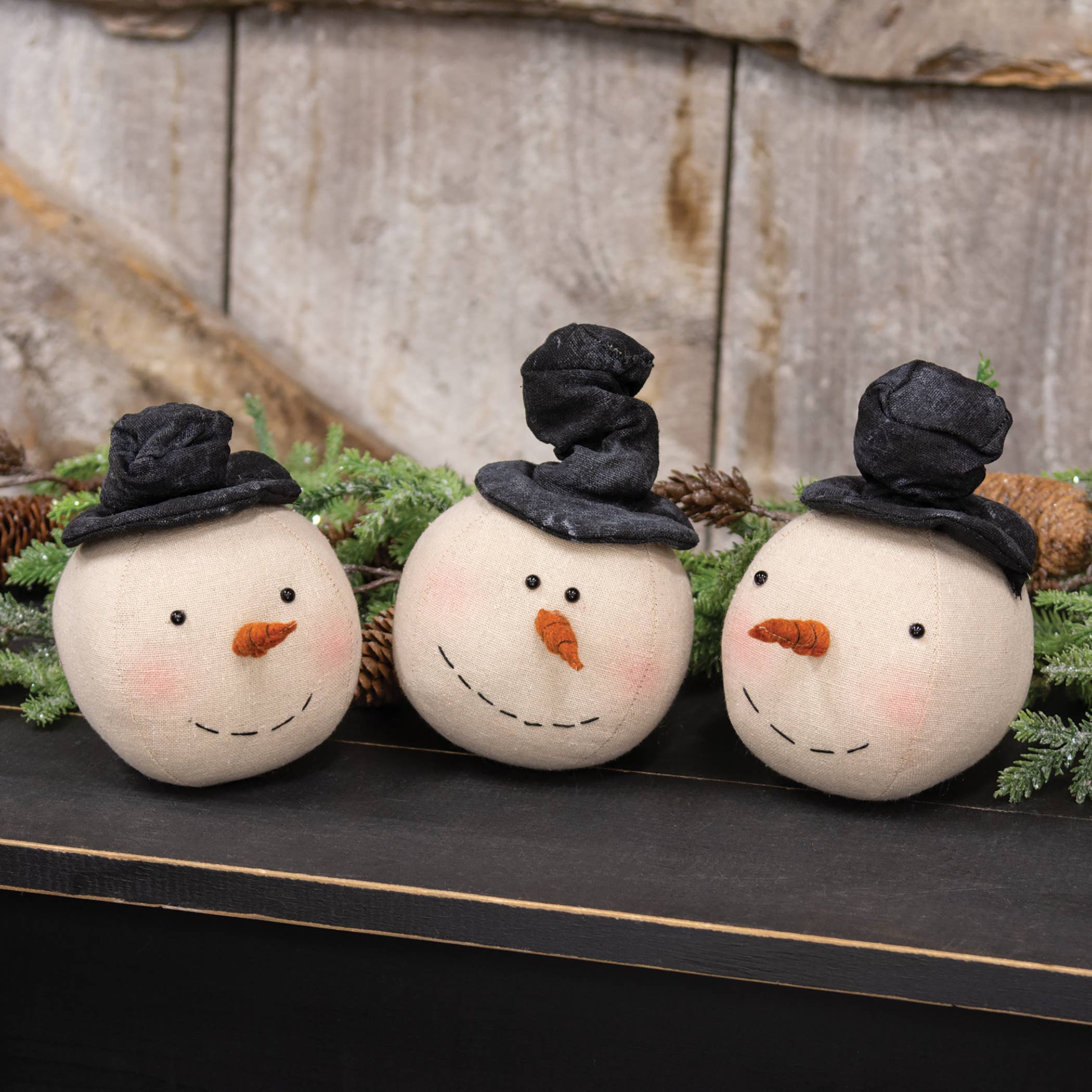 The Hearthside Collection – Decoração de Natal por atacado – Boneco de Neve com Chapéu Mole Recheado, 3 Sortidos.1