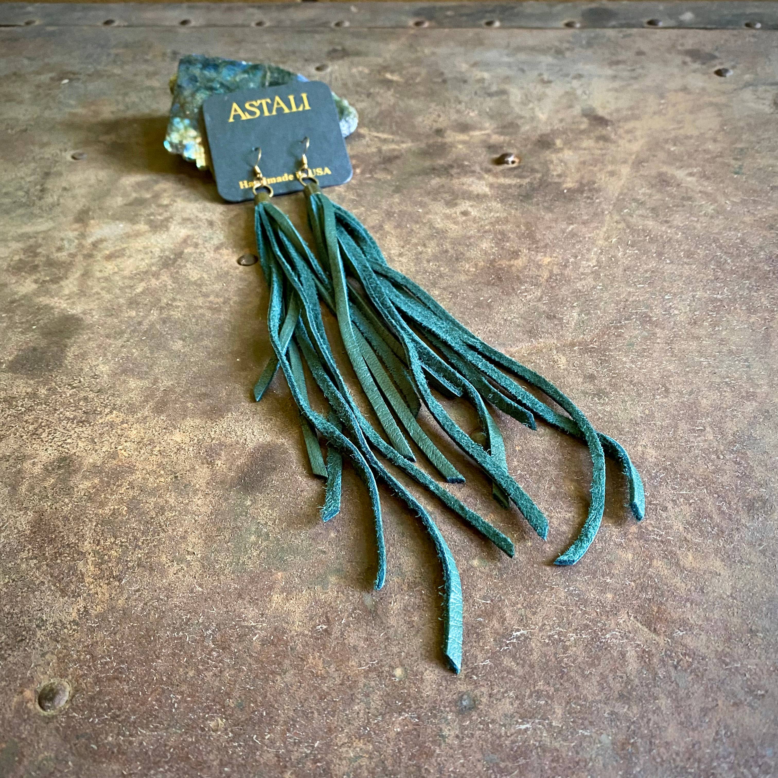 ASTALI - Venta al por mayor Pendientes de borla - Pendientes de cuero con borlas, color verde cazador, estilo western largo y bohemio7