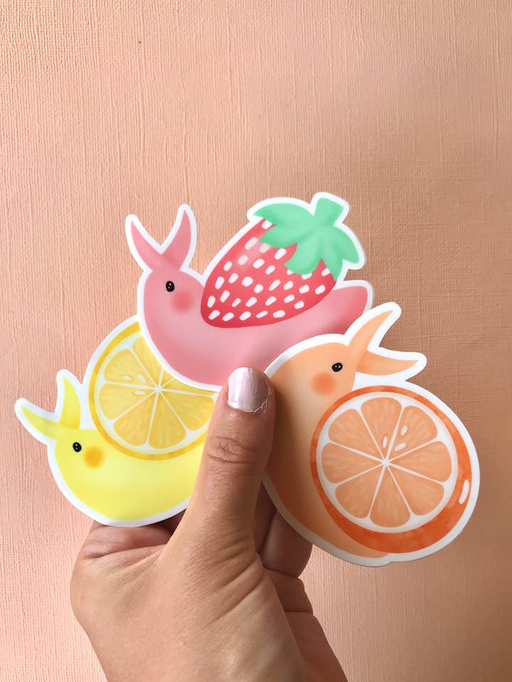 Autocollant en vinyle laminé Fruit Snail - Résistant aux intempéries pour la vente par Sun Sprinkles