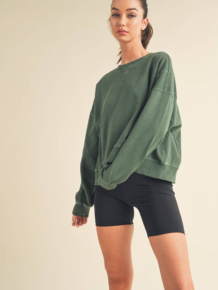 Le sweat-shirt à col rond Evergreen pour la vente par Tally the Label