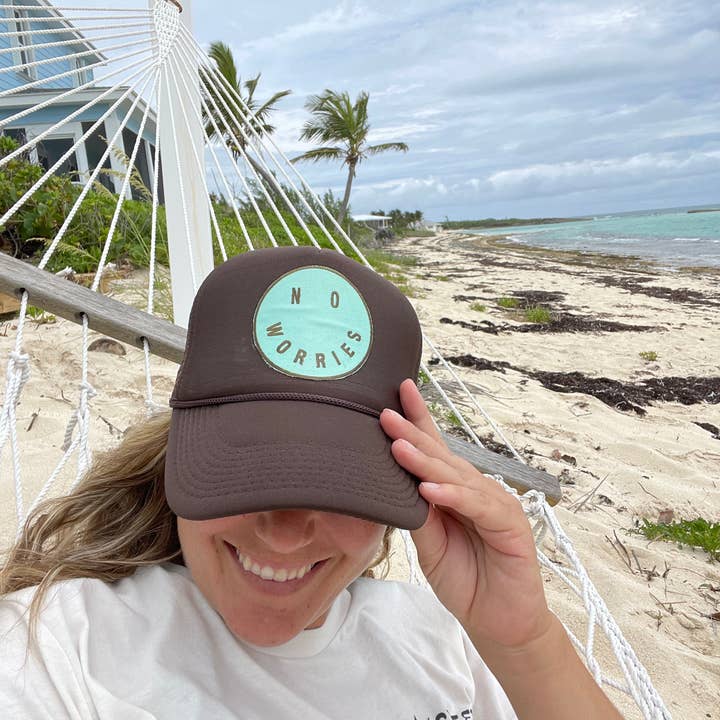Casquette de camionneur marron No Worries pour la vente par Vitamin Sea Clothing