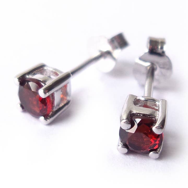 Boucles d'oreilles en argent sterling 925 avec grenat et pierre de naissance pour la vente par Dalfiya