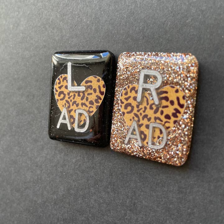 Alisha Goes Crafty - Venta al por mayor Botón/prendedor - Marcadores de rayos X de corazón con estampado animal, con 2 o 3 iniciales9