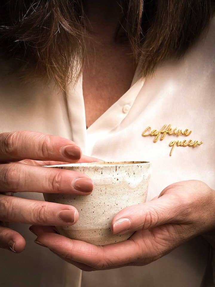 Letterpress-Karte mit Aufnäher zum Aufbügeln Caffeine Queen für den Großhandel von Petit Pourri