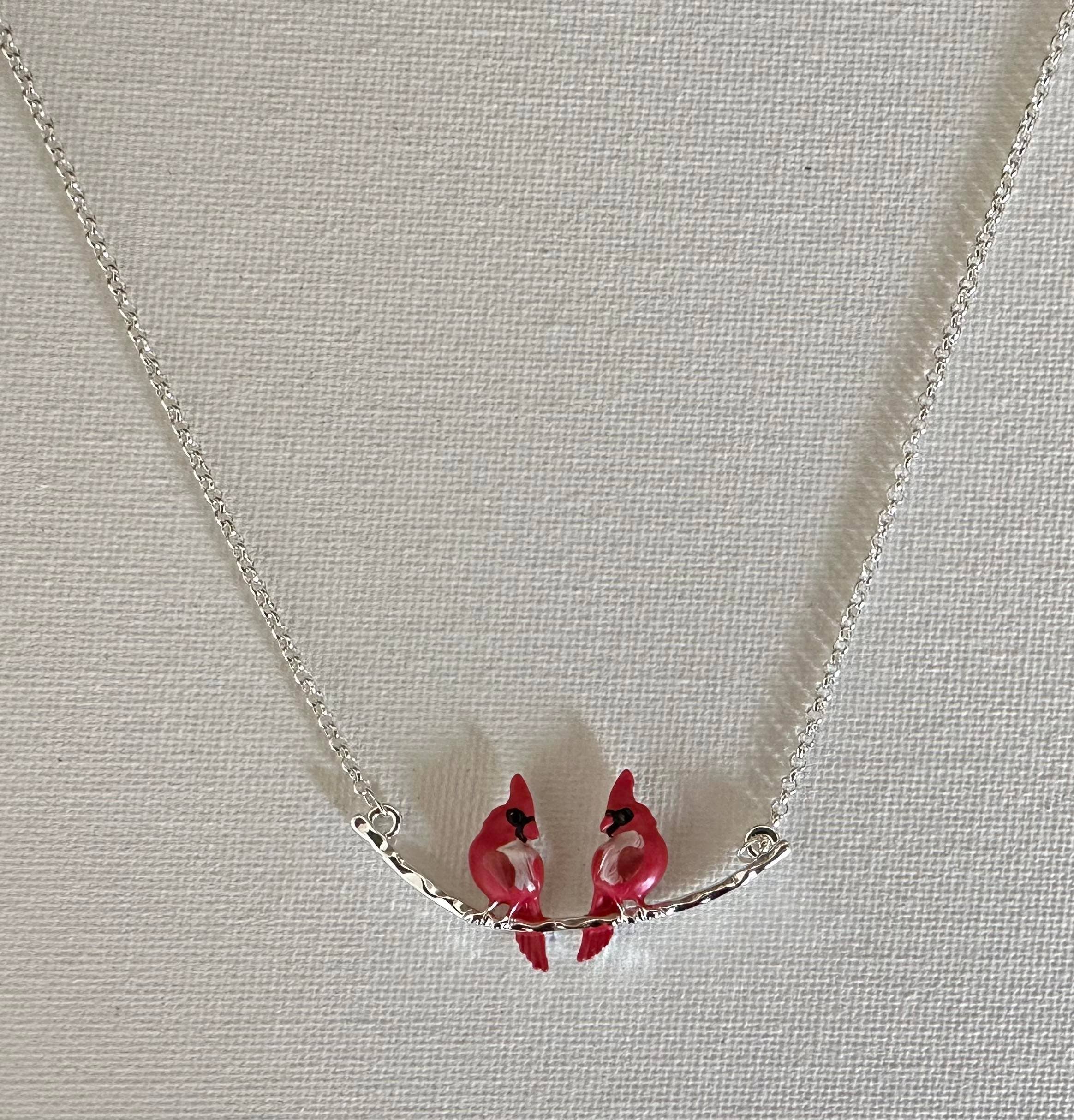 Carol Young Silver – wholesale Hänge-/berlockhalsband – Carol Young Silver halsband med två kardinalfåglar på en silverfärgad gren1