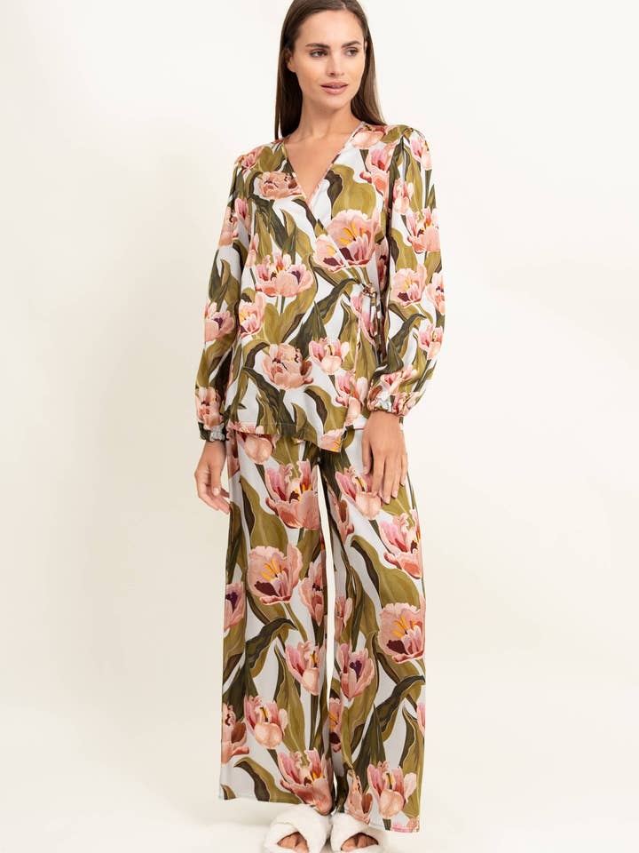 4201 Pyjamas i satinlignende viskose med slå-om bluse og vide bukser for engroshandel hos Oh!Zuza