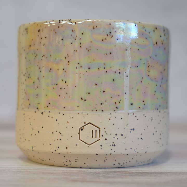 Candela in ceramica fatta a mano (argilla maculata bianca) - Smalto perla per la vendita all'ingrosso da parte di Carbon Candle