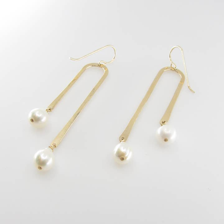 J. Mills Studio - Vente Boucles d'oreilles pendantes - Boucle d'oreille en forme de arc asymétrique forgée avec petite perle baroque1