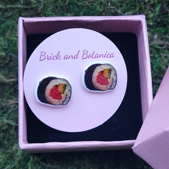Håndlavede nikkelfri sushi-rulle ørestikker for engroshandel hos Brick and Botanica