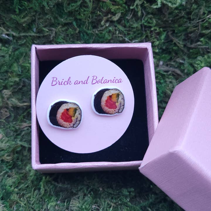 Handgjorda nickelfria örhängen i form av sushirullar för wholesale av Brick and Botanica