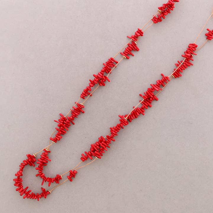 Collier double long avec perles de résine corail pour la vente par Sonata
