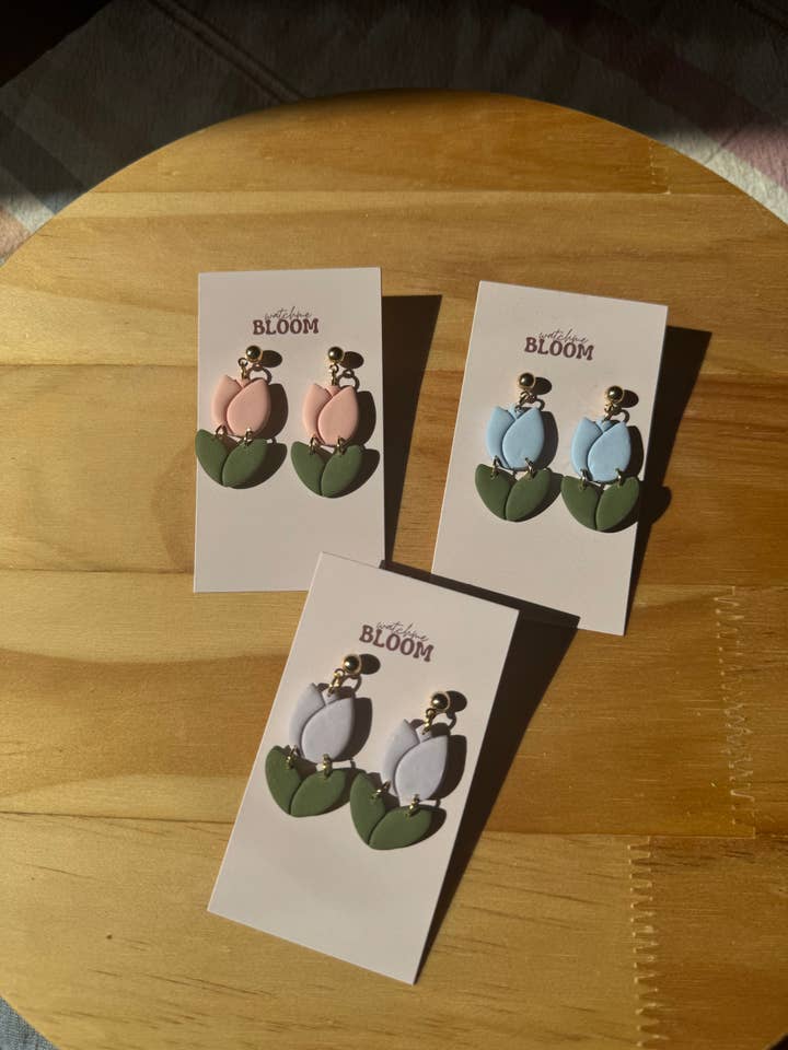 Orecchini a Tulipano in Argilla Polimerica | Orecchini Primaverili | Fatto a Mano per la vendita all'ingrosso da parte di Watch Me Bloom