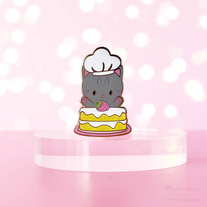 Pin émaillé chat tigré gâteau à la fraise pour la vente par Meow Amor Creative