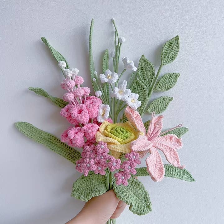 Bouquet fatto a mano di gigli, rose, tulipani, giacinti all'uncinetto per la vendita all'ingrosso da parte di Lilyrosy(Duty free)