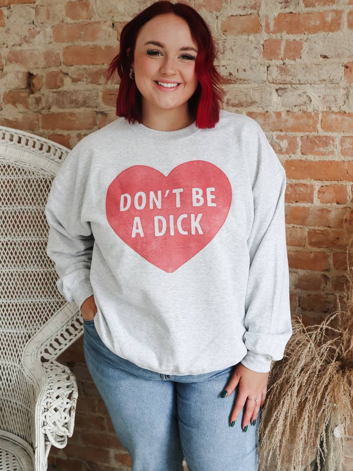 Jolene's Boutique – Großhandel Sweatshirt mit Grafikdruck – Damen – Sei kein Arschloch Lustiges Valentinstags-Grafik-T-Shirt oder Crewneck0