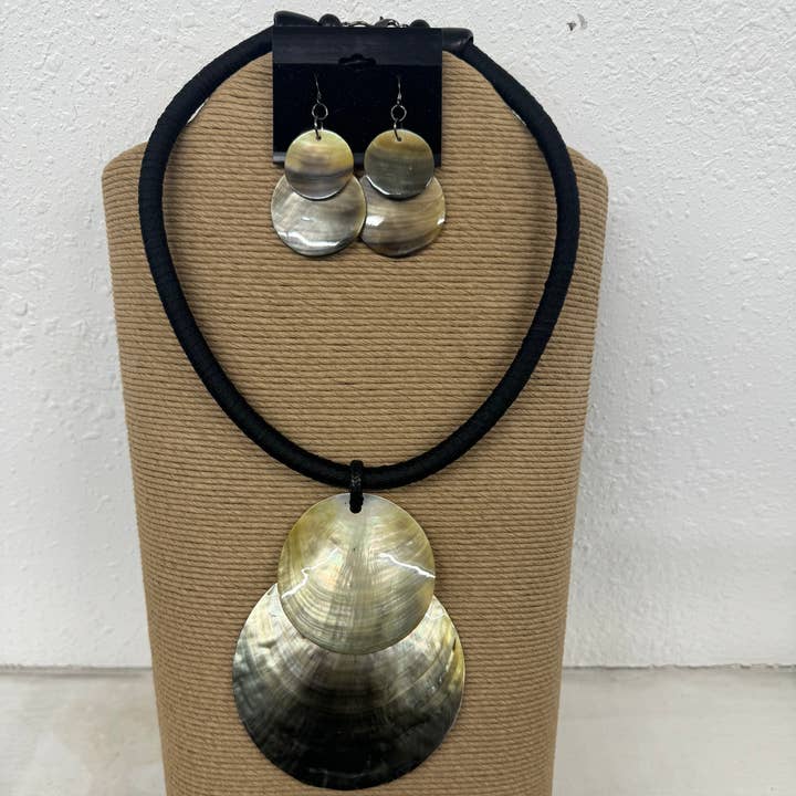 COLLIER TENDANCE AVEC CORDON NOIR ET DEUX COQUILLES RONDES À LÈVRES NOIRES pour la vente par International Duru's