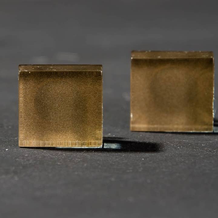 JAG/ged Edge Jewelry - Venta al por mayor Pendientes de botón/aretes de poste - Tachuelas cuadradas de cristal topo terroso.