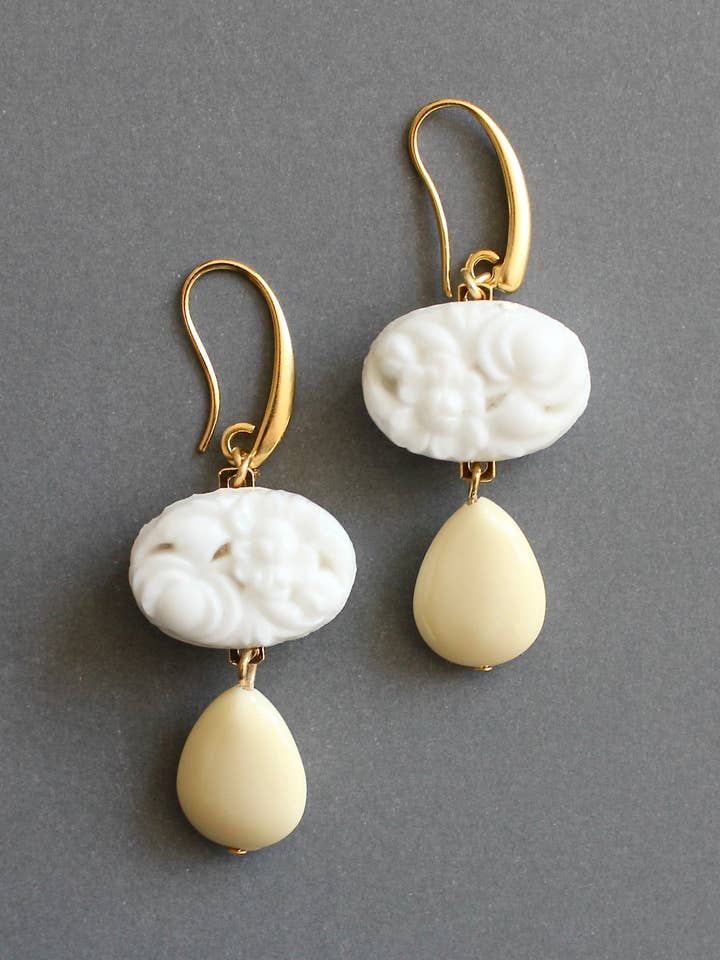 ISLE10 Vintage mælkeglas øreringe for engroshandel hos David Aubrey Jewelry