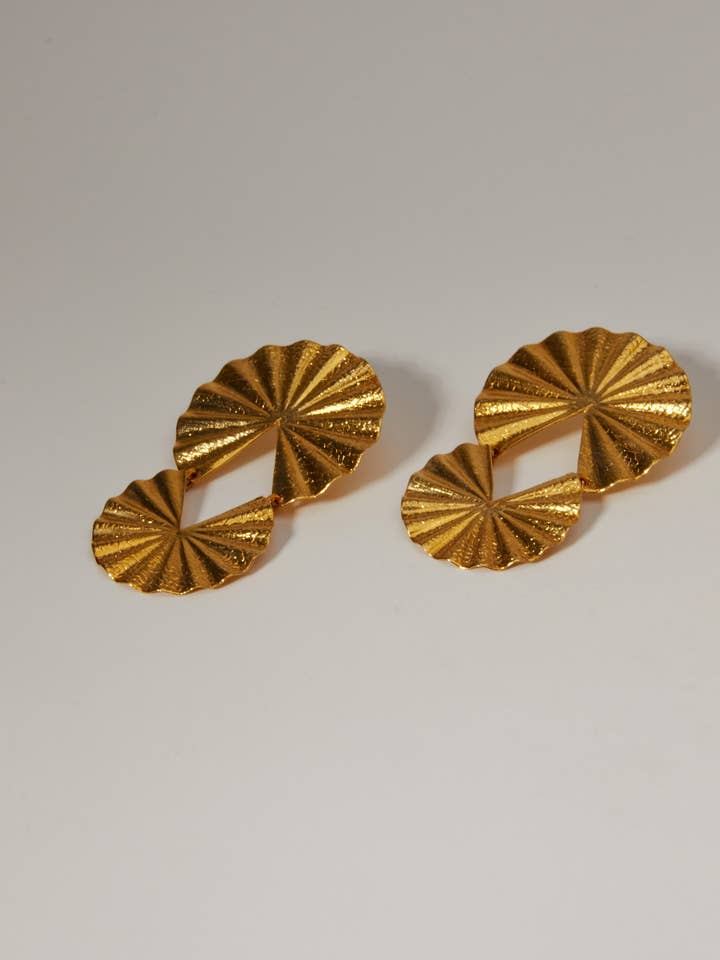 Brinco Solara Fan – Estilo Marcante para Celebrações por atacado de Heliconia Boutique