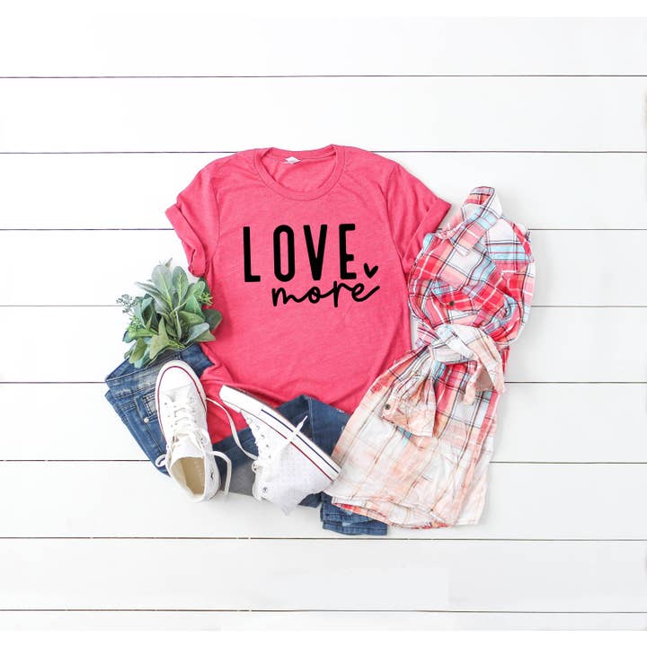 Amy Anne Apparel Inc – Großhandel T-Shirt mit Siebdruck – Damen – Liebe mehr | Graphic Tee zum Valentinstag