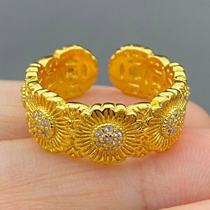 Bague ajustable marguerite plaquée or 18K incrustée de zircon cubique pour la vente par Mio Queena