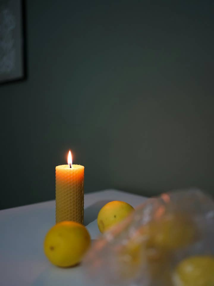 Mini "35H" - Beeswax candle (approximately 100g) for wholesale by La Manufacture du Miel