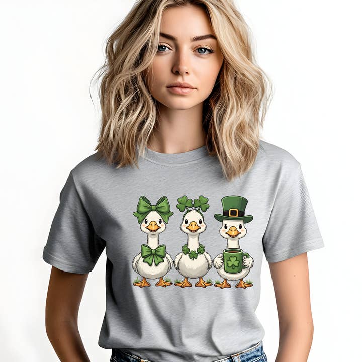 T-shirt graphique d'oie de la Saint-Patrick | Oie Trèfle pour la vente par JAC Wholesale