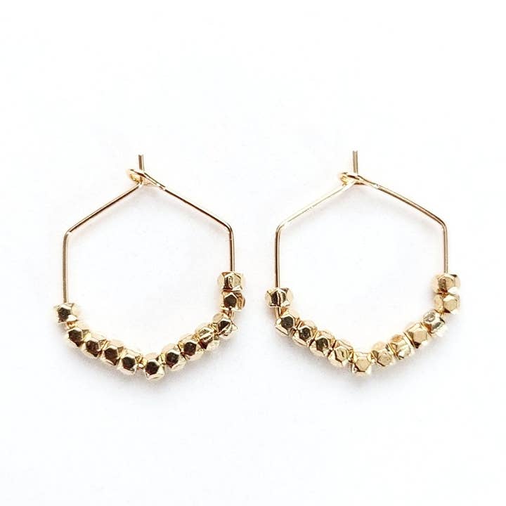 Créoles hexagonales dorées pour la vente par Libra Ris↟ng By Yoali