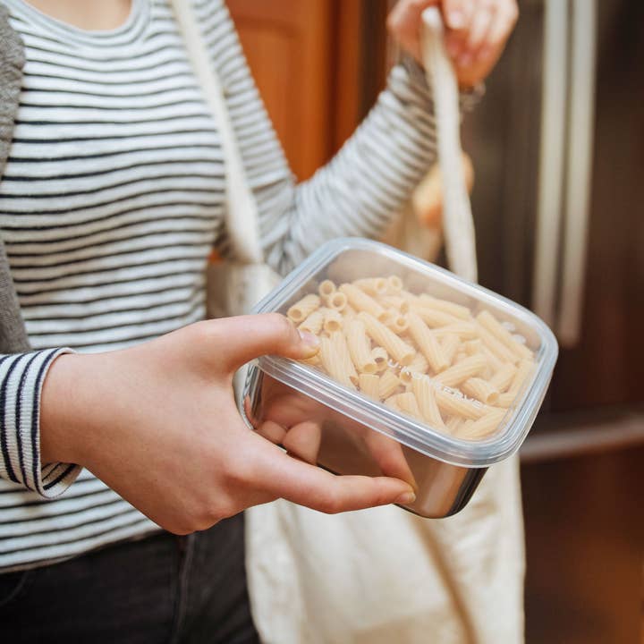 U Konserve - Wholesale Food Storage Container - To-Go Square Container | 30oz | Clear Silicone Lid1