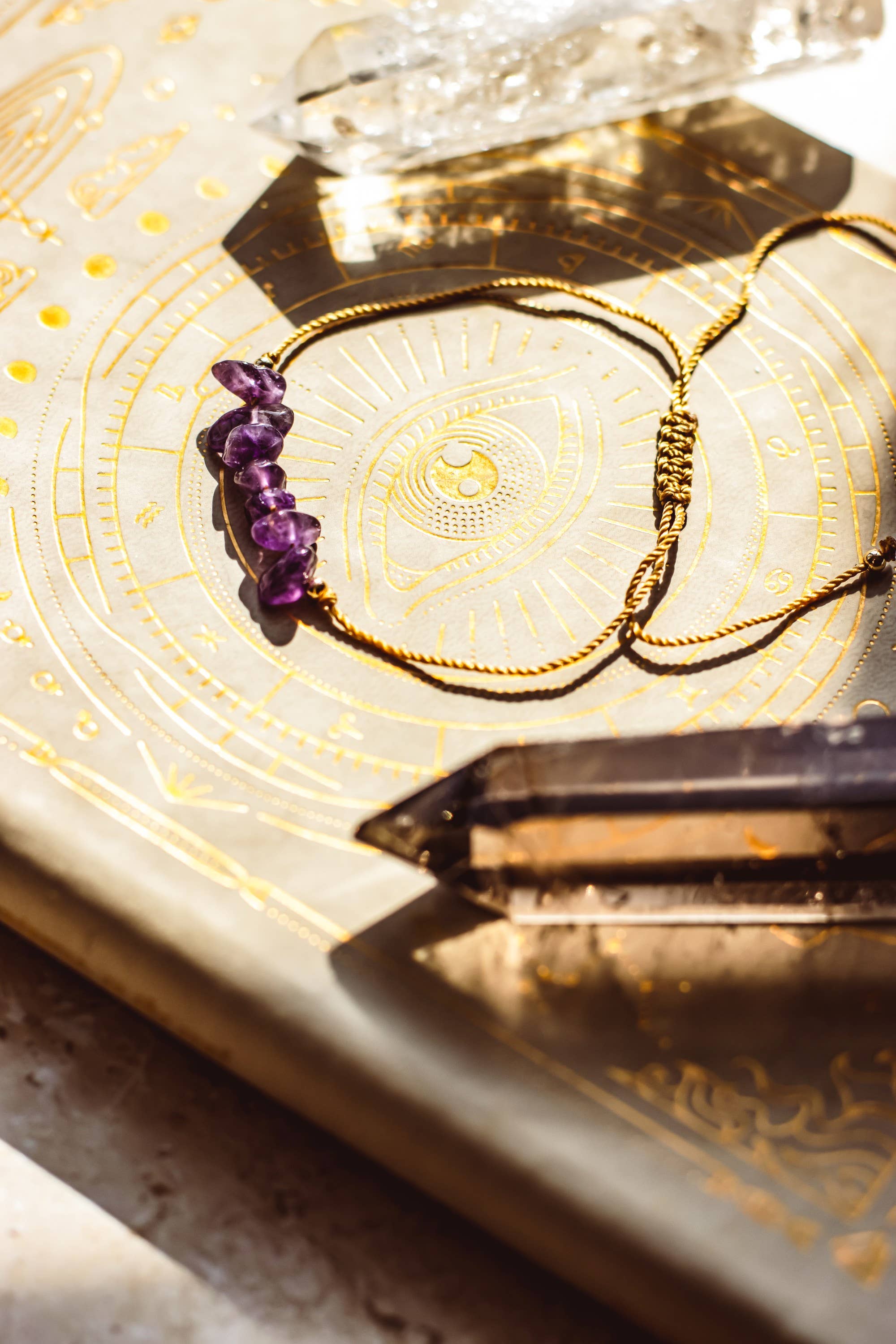 Mindful Living Co. – Großhandel Perlenarmband – Boho-Armband mit Edelsteinchips | Natürliche Kristalle14