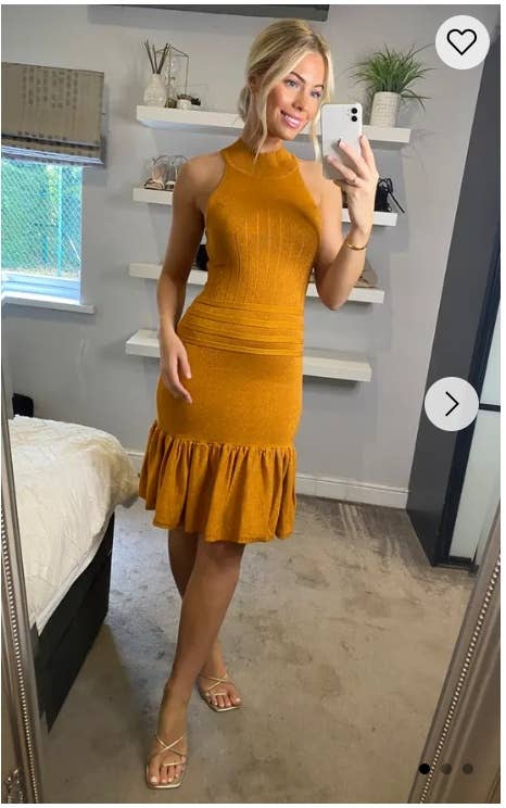 CY FASHION. LONDON – Engroshandel Kjole - Dame – Højhalset Plisseret Metallisk Kjole Knælængde I Guld2