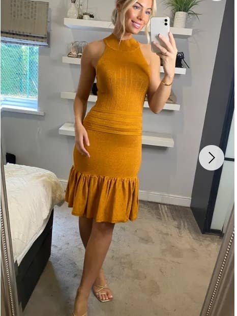 CY FASHION. LONDON – Engroshandel Kjole - Dame – Højhalset Plisseret Metallisk Kjole Knælængde I Guld2