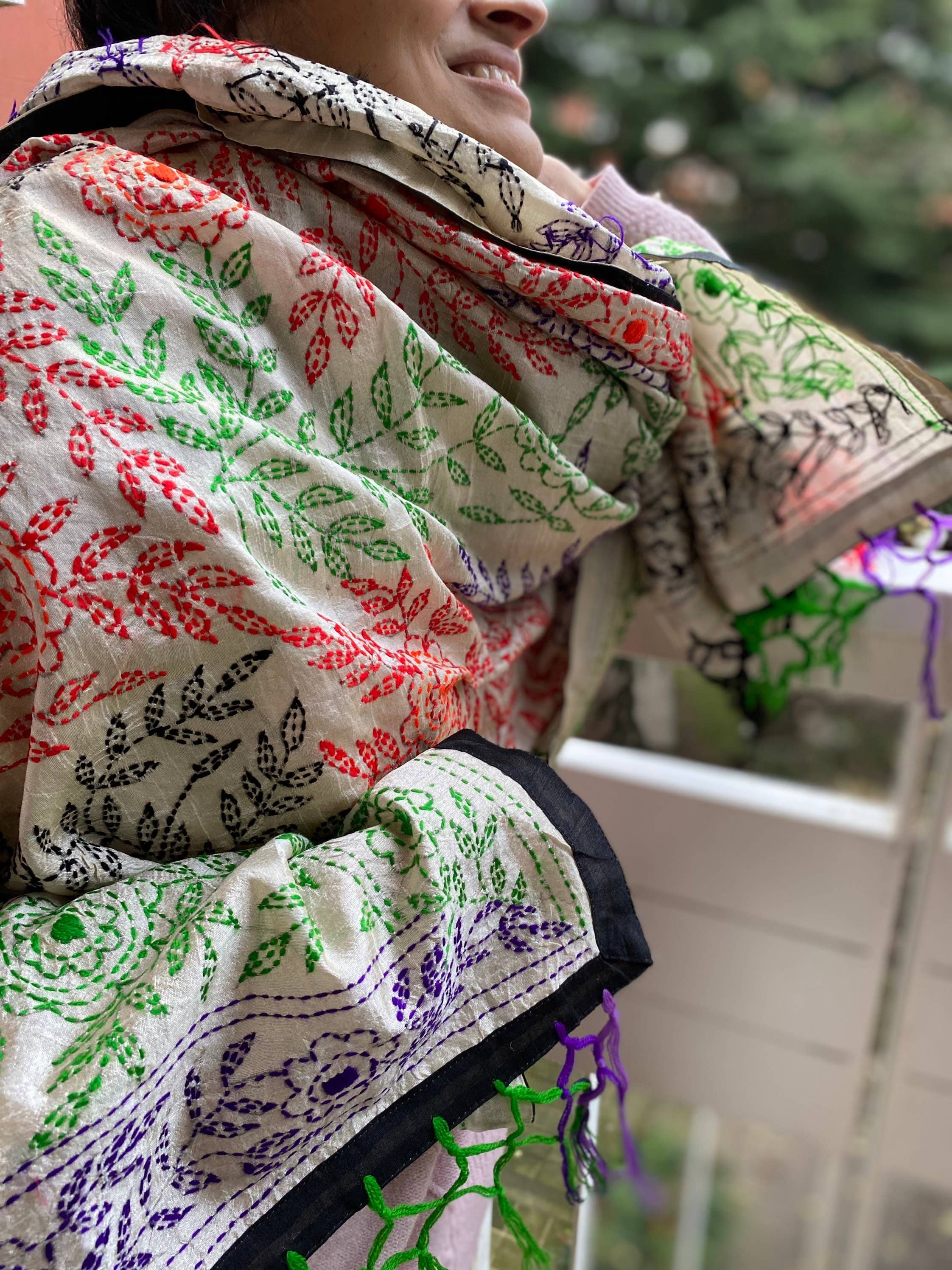 AmicaStyleStudio - Vendita all'ingrosso Sciarpa - Donna - Sciarpa Kantha in seta tussar ricamata a mano da donne1