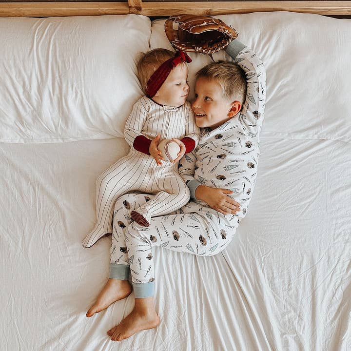 Crimson Pinstripe | Bio-Fußstrampler mit Bündchen und Reißverschluss für den Großhandel von L'ovedbaby