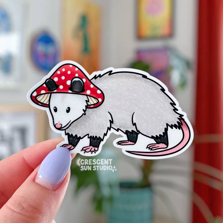 Autocollant de champignon opossum, autocollant d'animal cottagecore pour la vente par Crescent Sun Studio