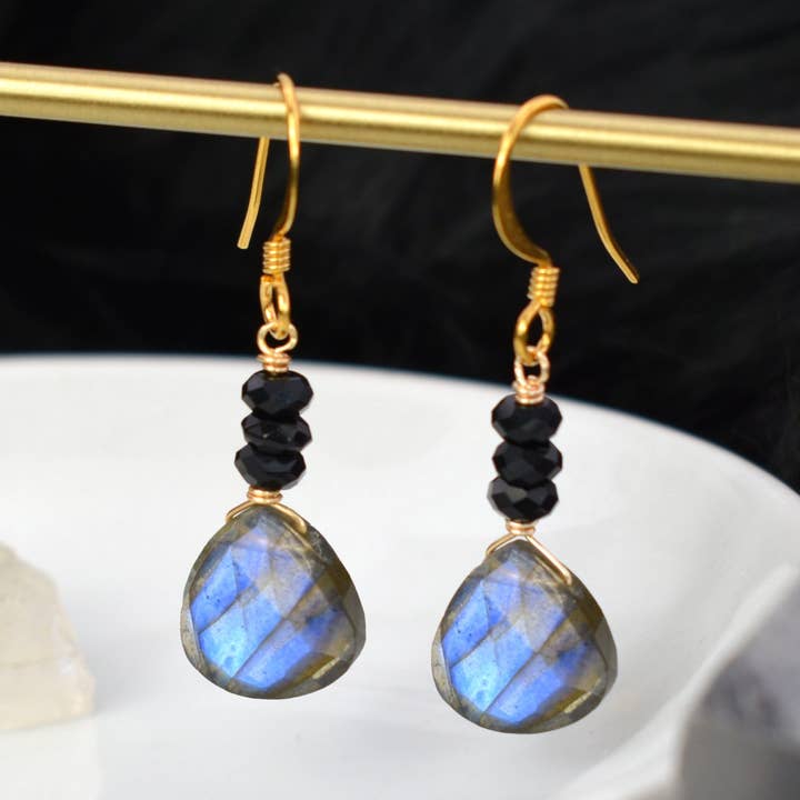 Boucles d'oreilles pendantes en labradorite et onyx pour la vente par Edgy Petal Jewelry