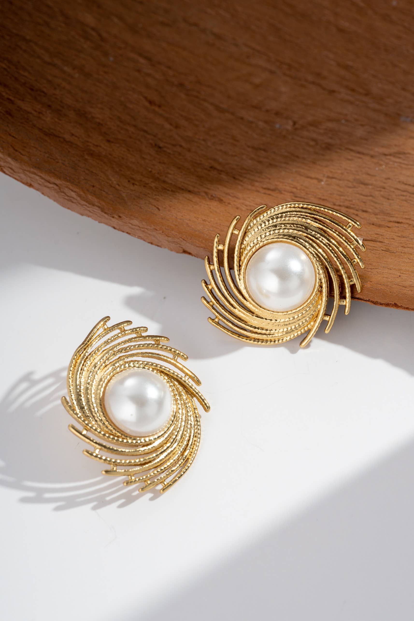 COSMOS – wholesale Hängande örhängen – Solspiralörhängen med pärla i mitten i stål0