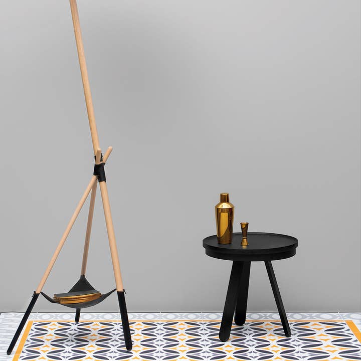 Lámpara de pie ambiental Ka XL con bandeja · Negro y haya para venta al por mayor de Woodendot