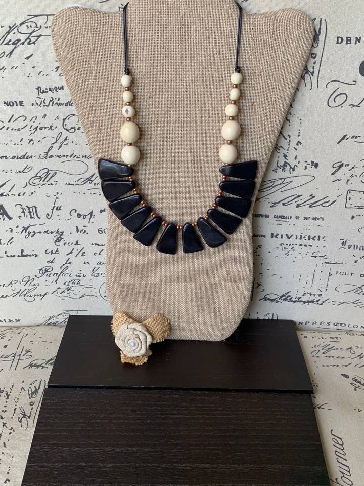 Collar de declaración en blanco y negro Joyería de tagua Moda de otoño Cordón ajustable Arte portátil Moda de otoño 2025 Arte para llevar Artesanía hecha a mano para venta al por mayor de Galapagos Tagua