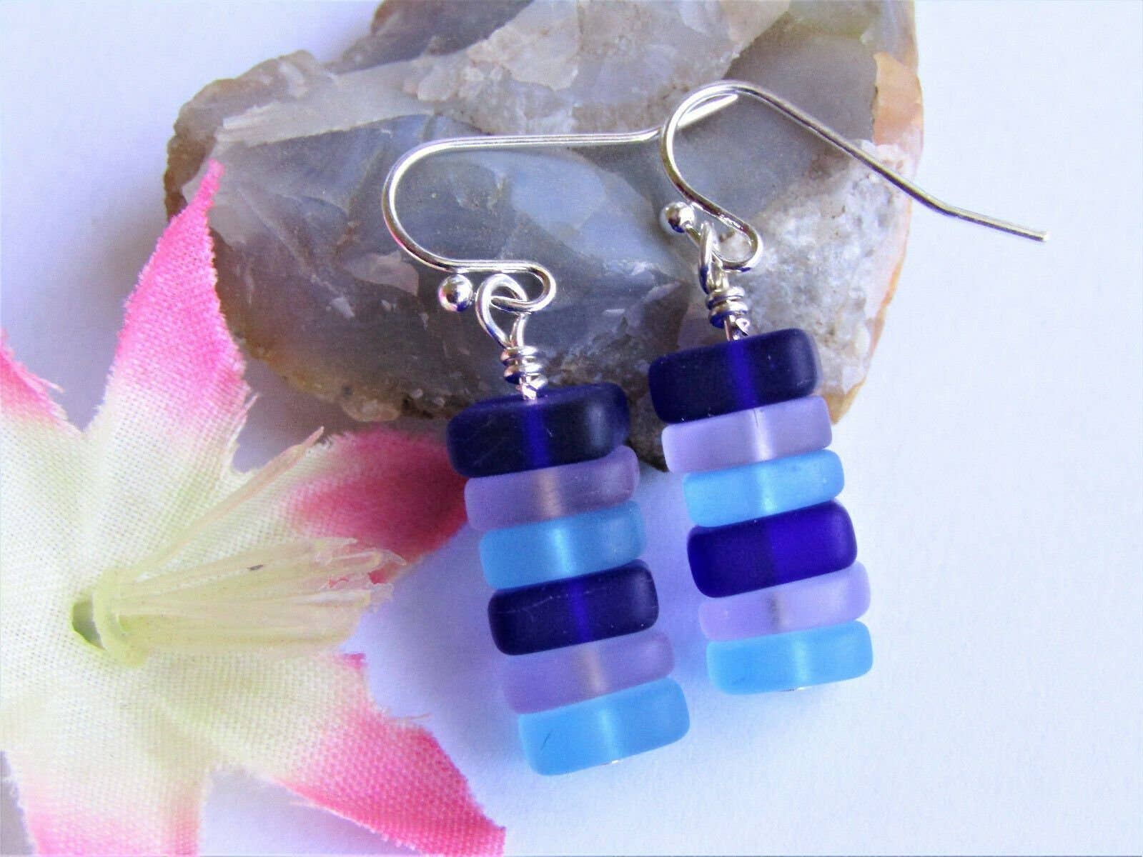 Bad Apple Designs – Großhandel Ohrhänger – Gestapelte blaue und lila Meerglas-Ohrringe mit Kieselsteinen, Geschenk für sie, Meeresliebhaber, Strandschmuck, Boho, Minimalist Drops2