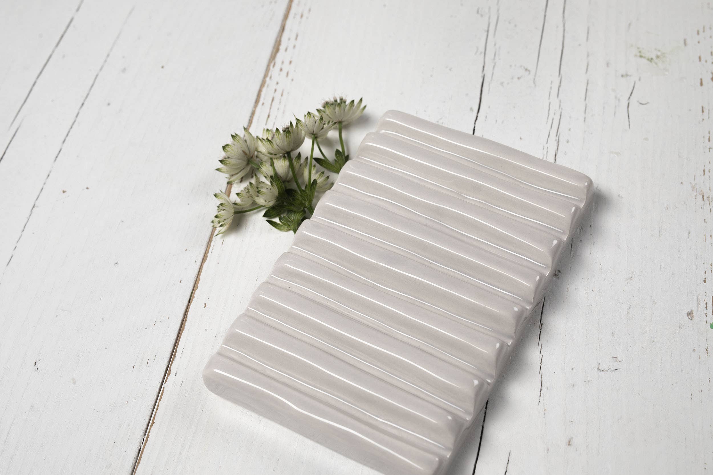 Luxe Lodge – Engroshandel Sæbeskål til bad – Keramisk sæbeskål i sart lysegrå fra Milano Collection0