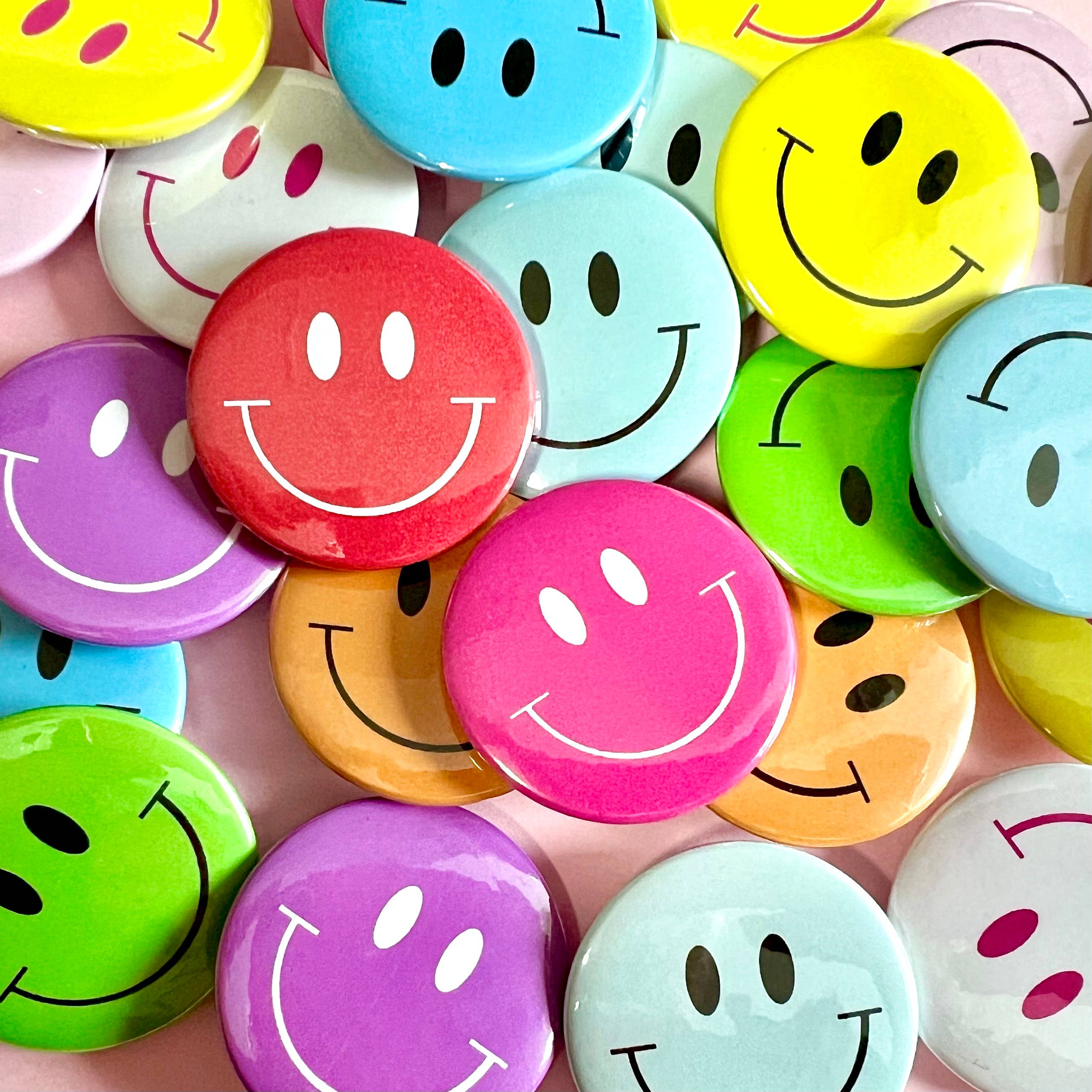 Bite Your Granny - Vendita all'ingrosso Spilla da bavero - Confezione da 25 spille Happy Face assortite4