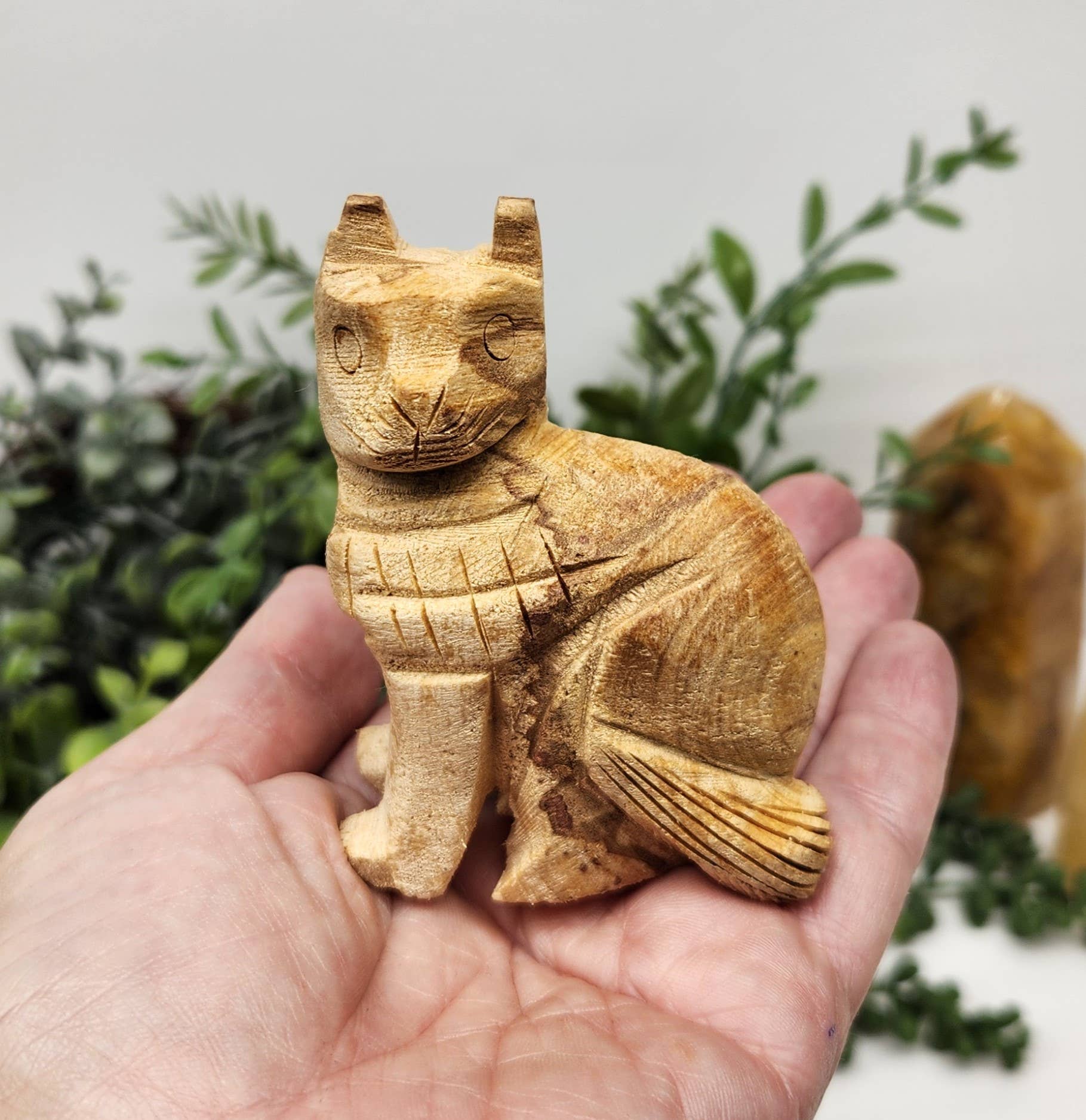 Meraki Gemstones – Engroshandel Pyntefigur – Håndskåret kat i Palo Santo træ, højde 8,3 cm, bredde 6,4 cm11