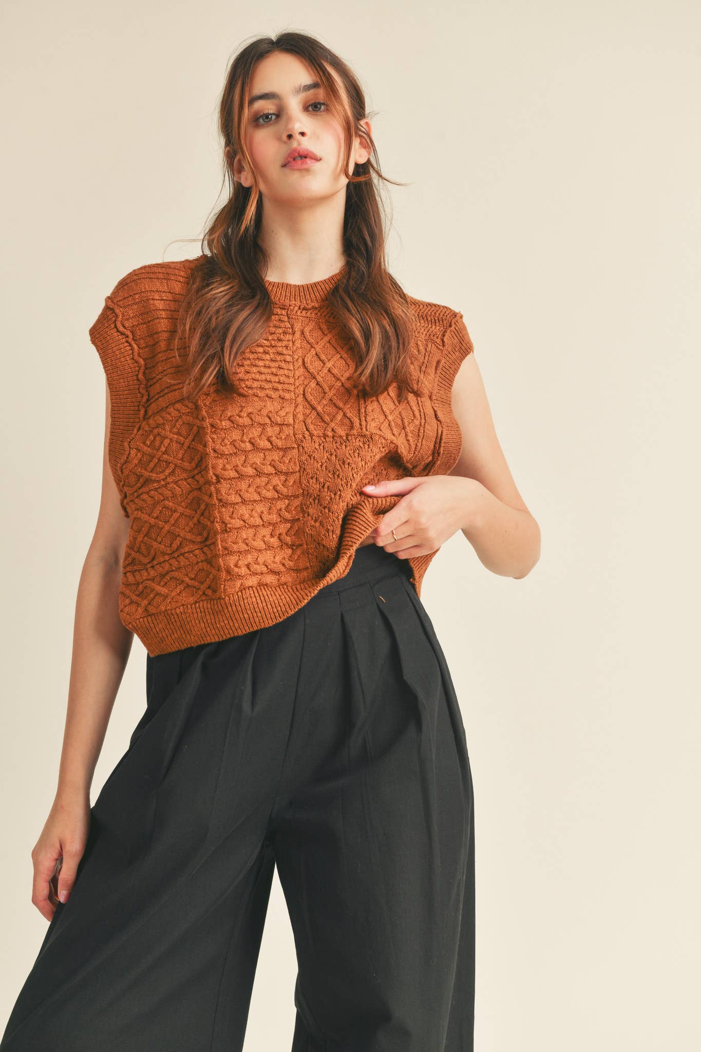 &MERCI – wholesale Tröjväst – Dam – MÖNSTRAD KABELSTICKAD VÄST MSW102234