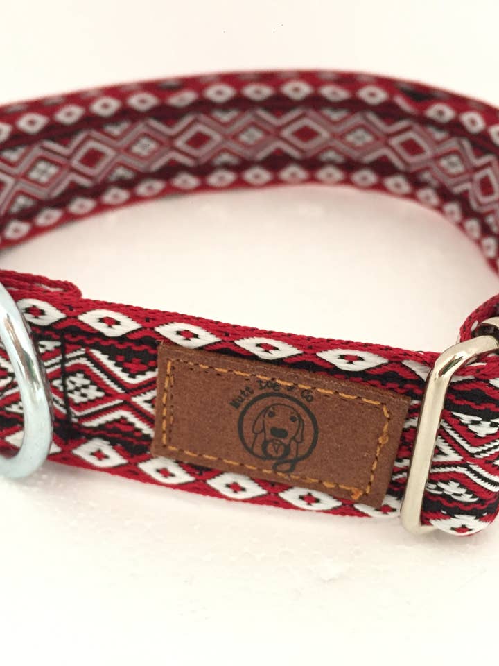 Handgjort hundhalsband med etniskt mönster för wholesale av MUTT DOG & CO