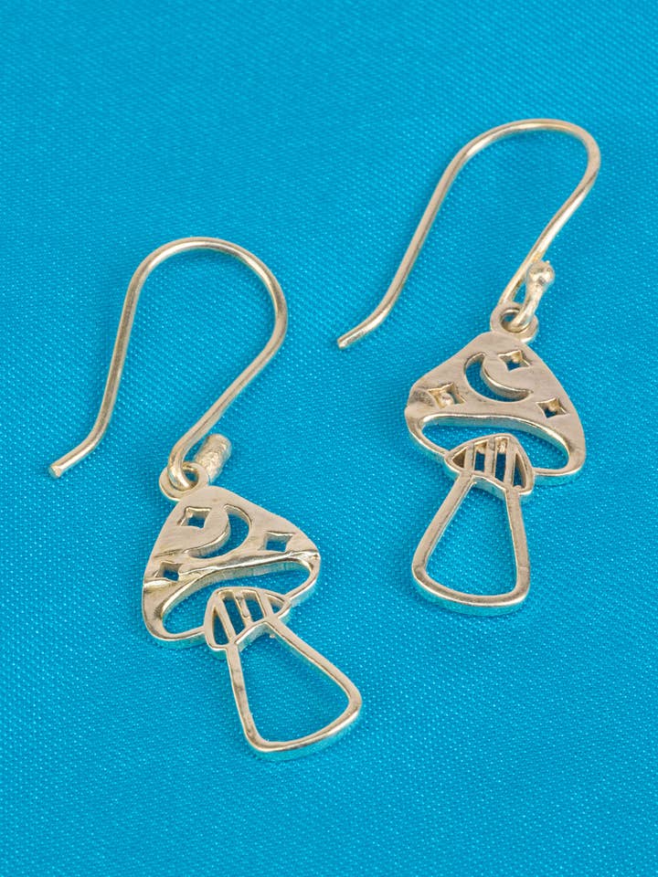 Orecchini a gancio in argento celestiale con funghi per la vendita all'ingrosso da parte di Namaste